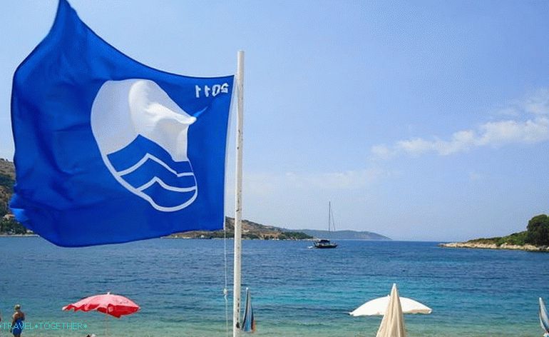 плажа са плавом заставом Грчке