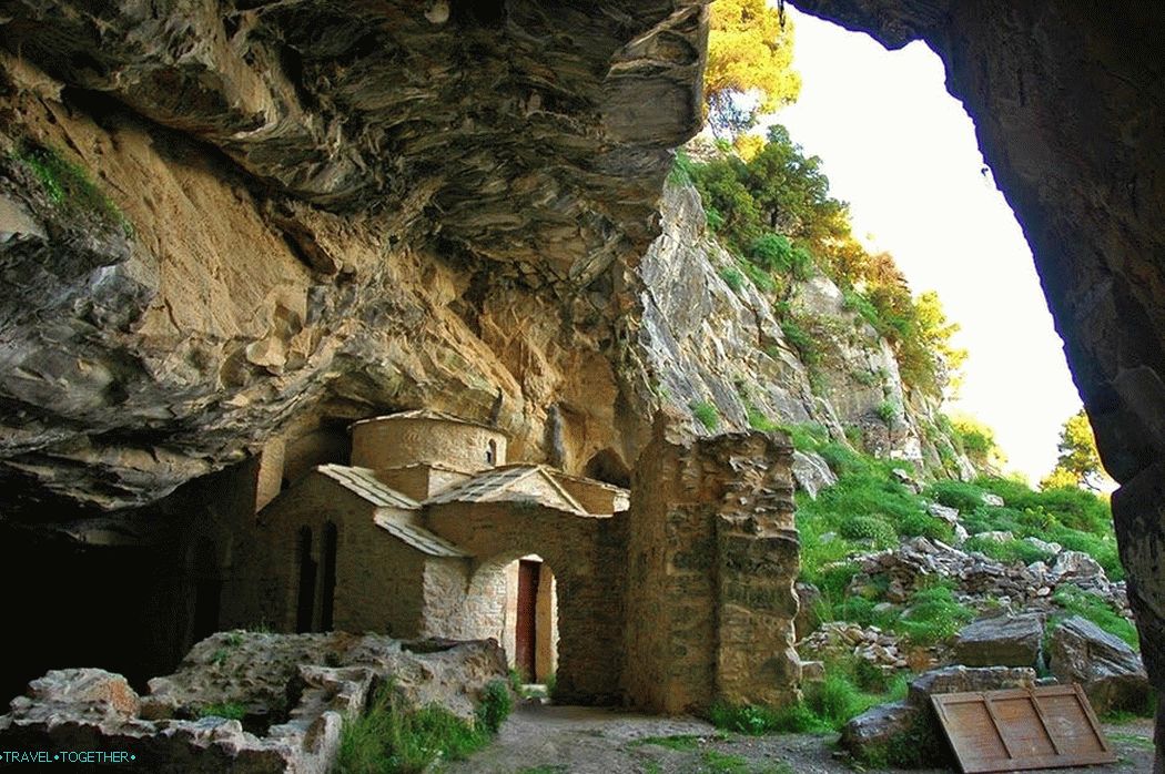 Пећине у Атици