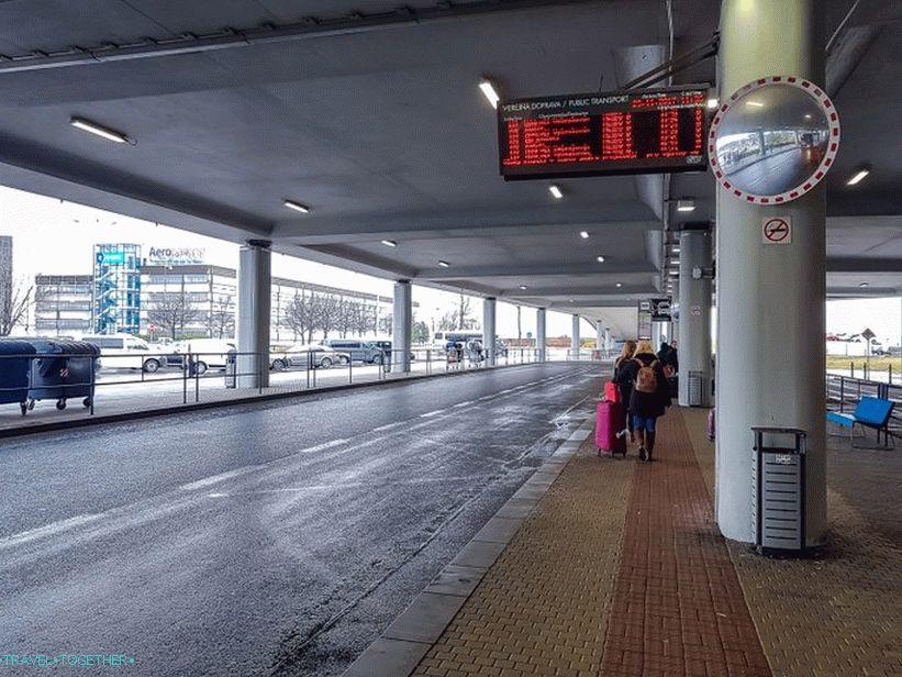 На електронској табли аутобуске станице