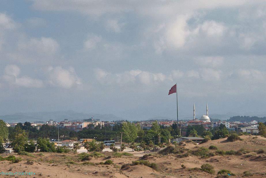 У даљини је застава и џамија