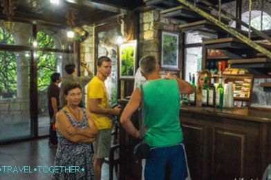 Унутар куле Акхун дегустација и продаја вина