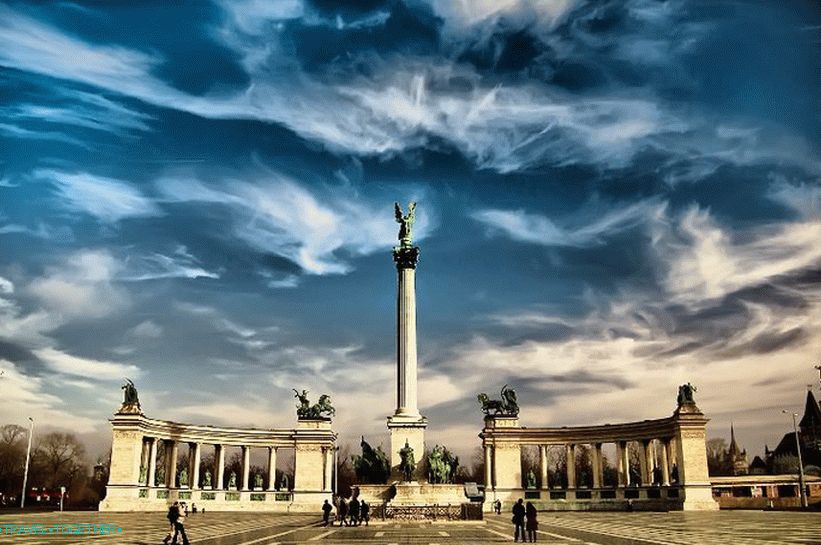 Трг хероја
