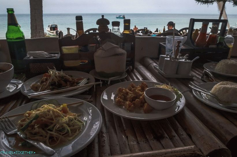 Море, тајландска храна, и мој ручак на плажи
