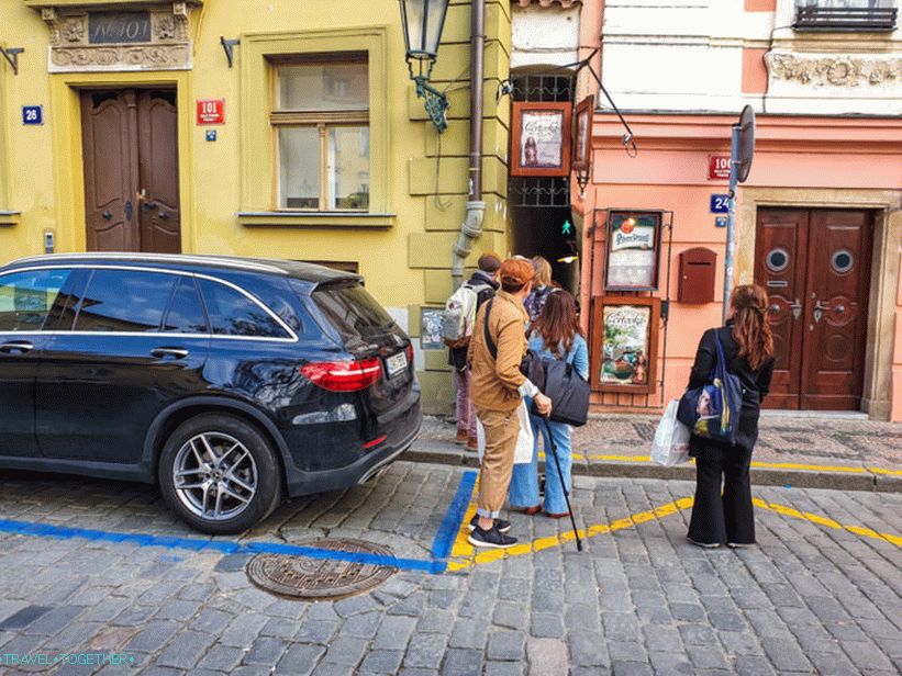 Најужа улица у Прагу са семафорима - Винарна Цхертовка