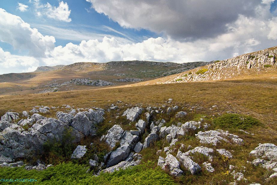 Око камења и камења