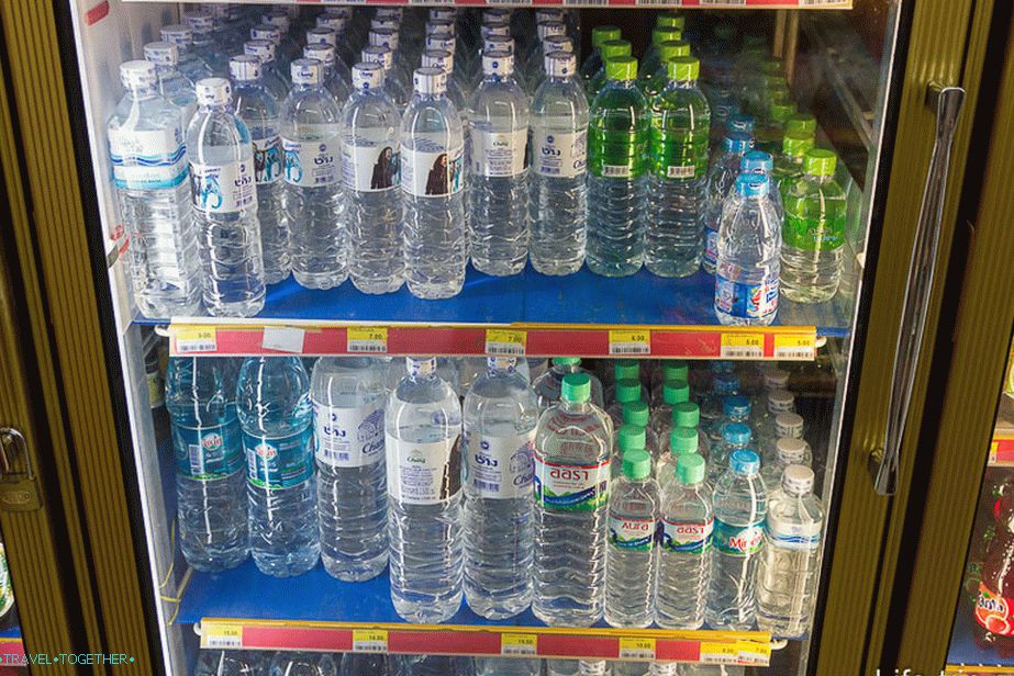 Обична вода, близу фрижидера са пивом