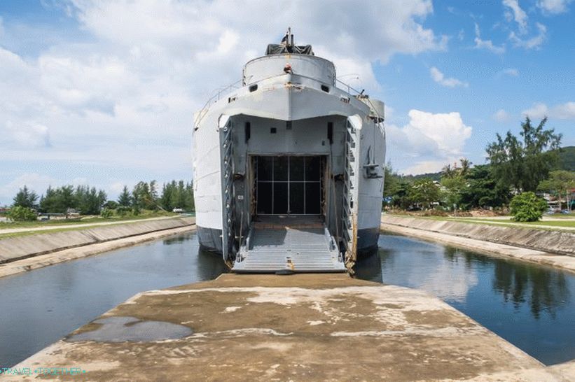 Пристанишни брод Пханган - бивши ратни брод Краљевске морнарице