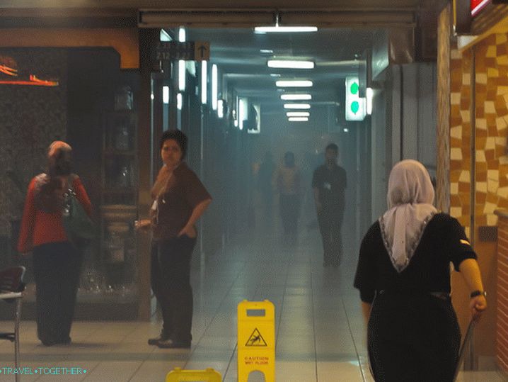 Пожар у тржном центру, сви га игноришу