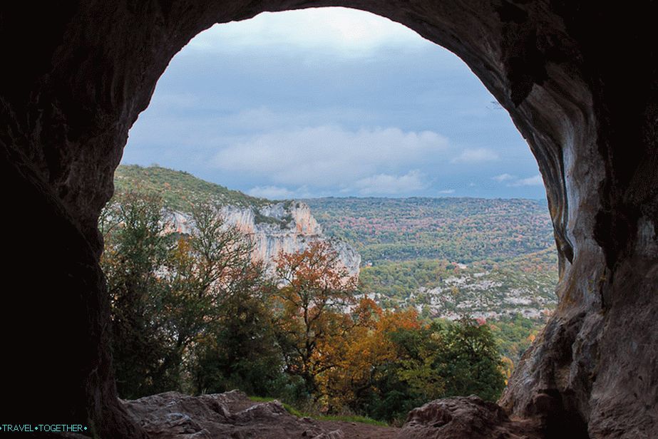Пећина завршава са прозором који гледа на планине