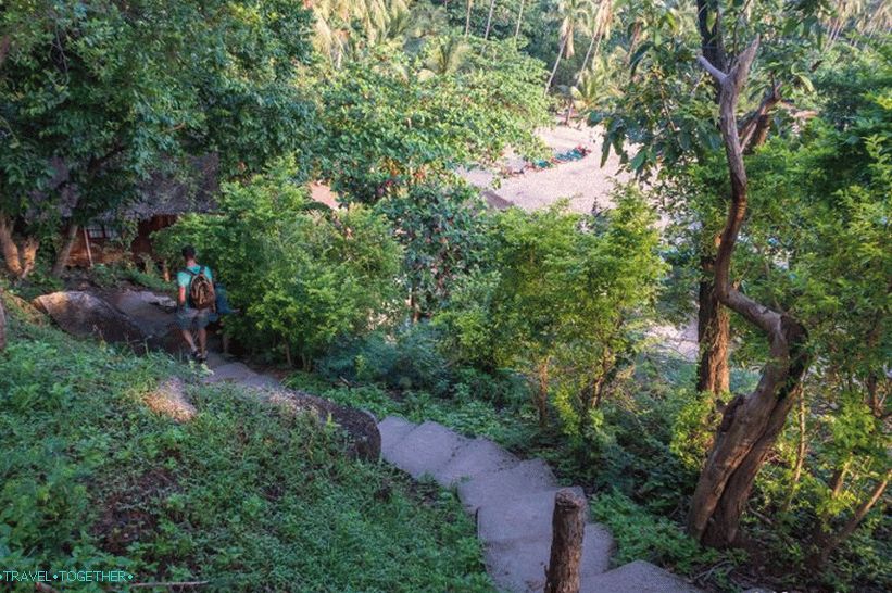 Камено степениште води до Хаад Тиена