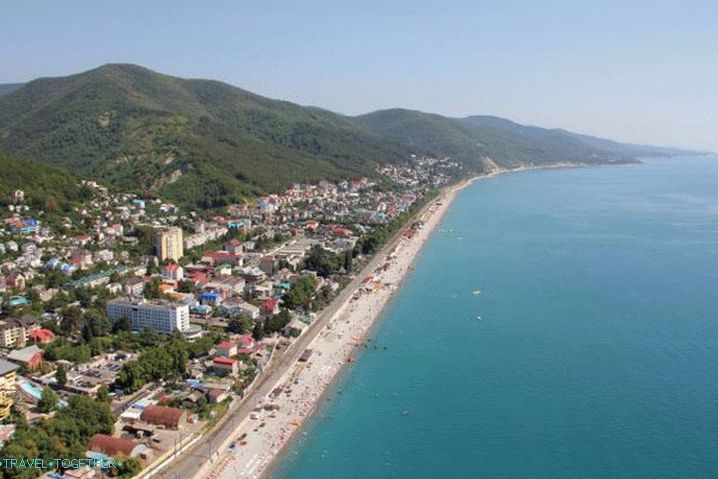 Лазаревскоие ></p>
<p><img alt= Лазаревскоие. Железничка пруга пролази поред плаже.