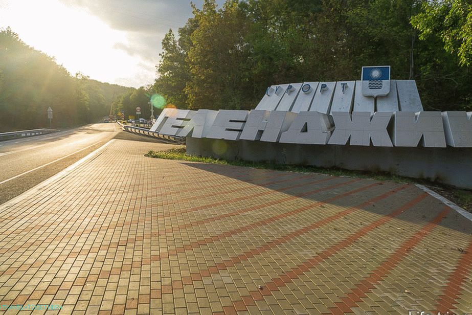 Огроман натпис Геленџик у близини стазе