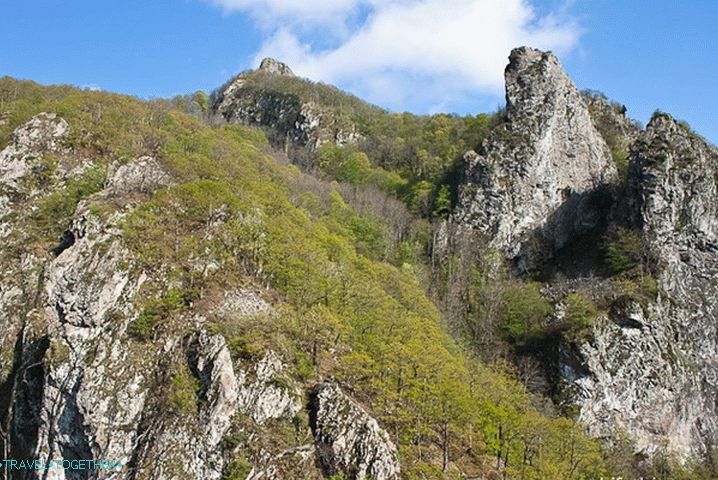 Поглед на брдо два брата са друге стране.