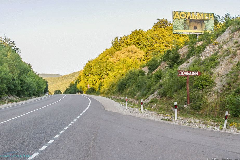Долмен штит поред пута