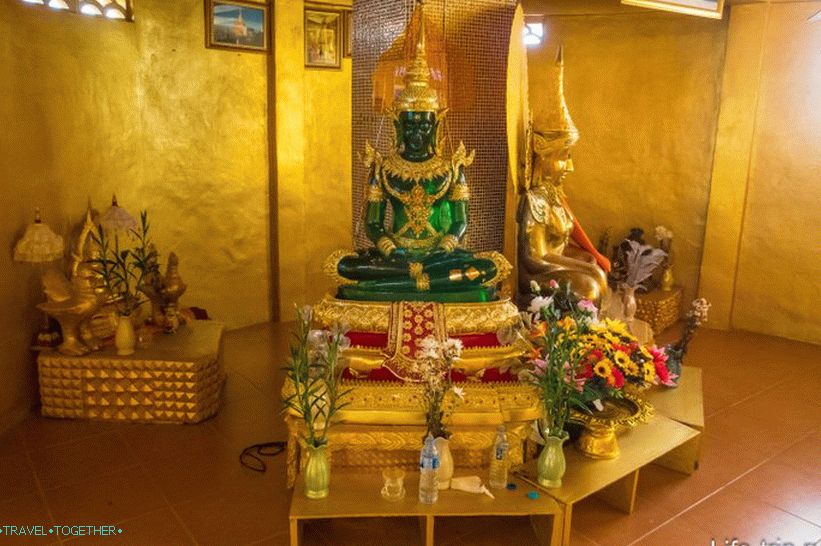Унутар златне камене статуе Буде