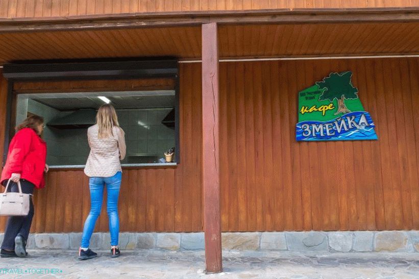 Снаке Цафе - једина установа у Змеиковским водопадима