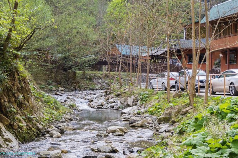 Снаке Цафе - једина установа у Змеиковским водопадима
