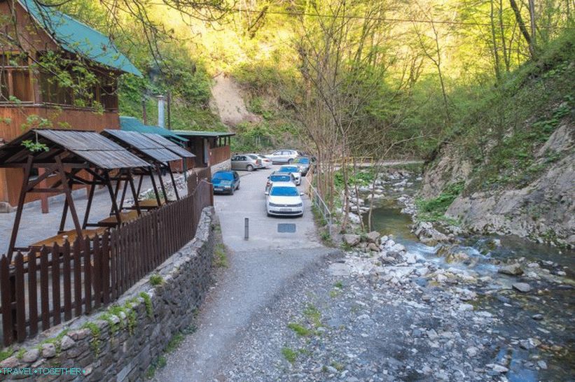 Снаке Цафе - једина установа у Змеиковским водопадима