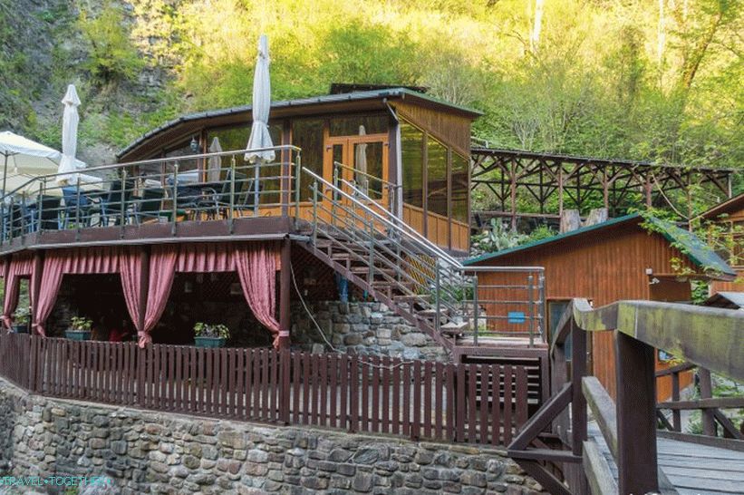 Змијска кафана у Сочију, на Змеиковским водопадима