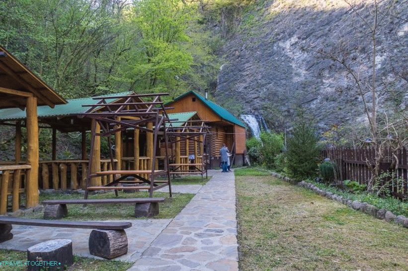 Снаке Цафе - једина установа у Змеиковским водопадима