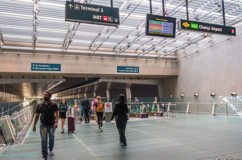 Пешачки мост од терминала 2 до терминала 3