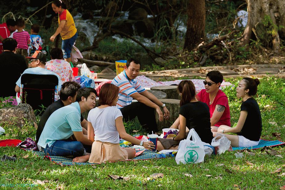 Тајландске породице седе у круговима