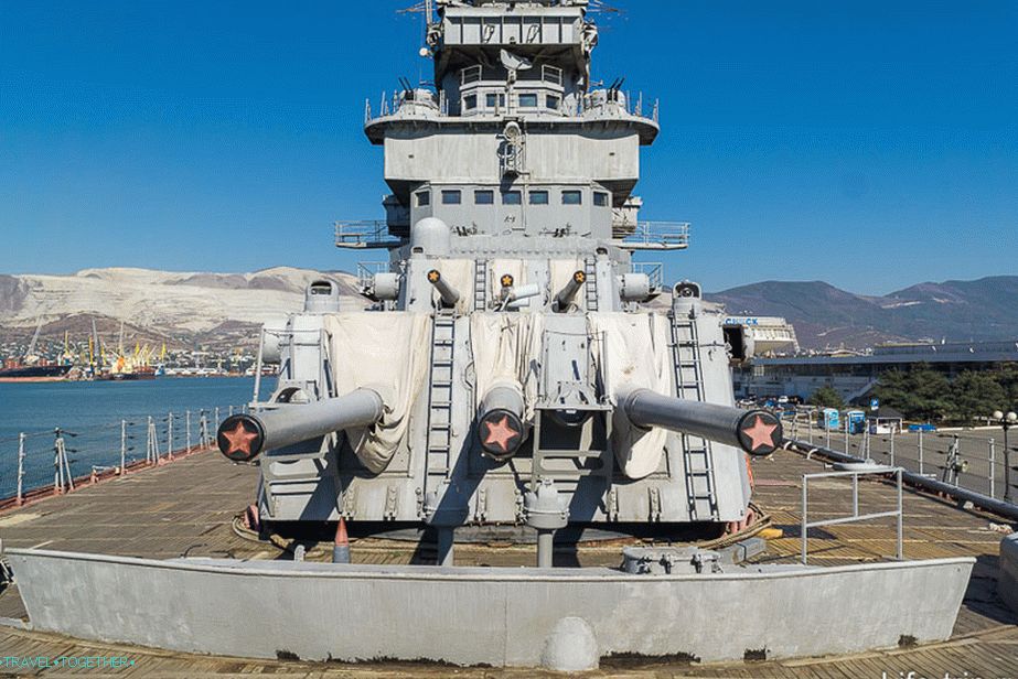Три монтажна турретна инсталација главног калибра Мк-5бис, калибра 152,4 мм