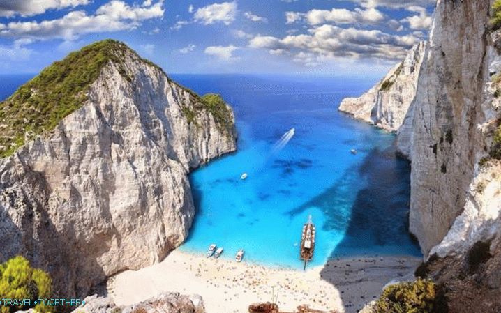 Грчка, плажа Навагио, доступна само од мора