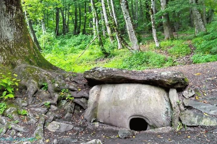 Краснаиа Полиана, Долменс