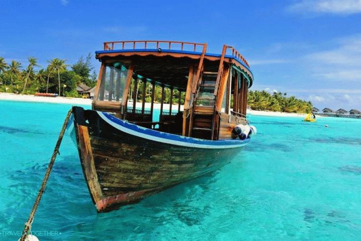 Малдиви; Узмите чамац и погледајте ненасељена острва