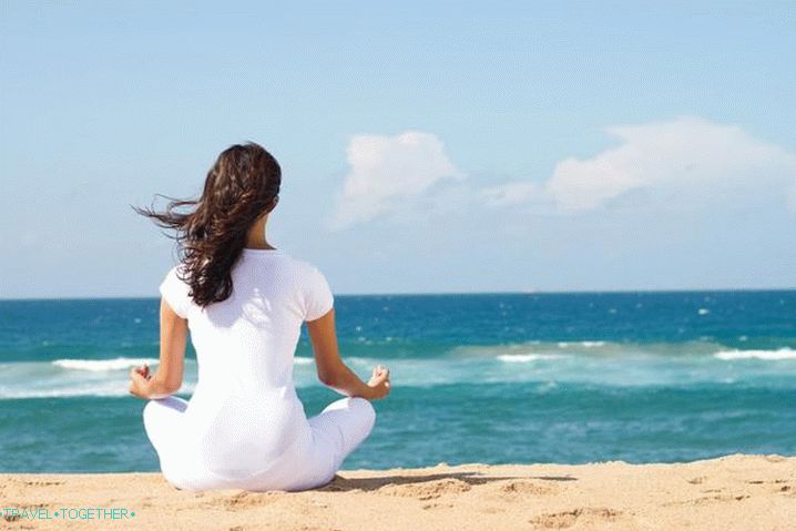 Индија, Гоа, ради јога на плажи