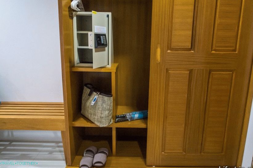 Свидело ми се да је сеф велики, да ће се лаптоп лако уклопити