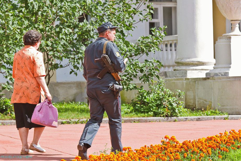 И музејско имање је заштићено озбиљним момцима са митраљезима