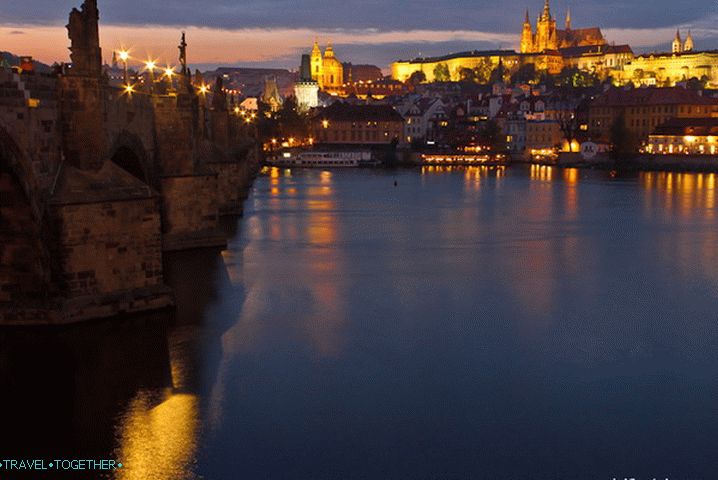 Центар Прага, чаробни Прашки дворац у вечерњим сатима