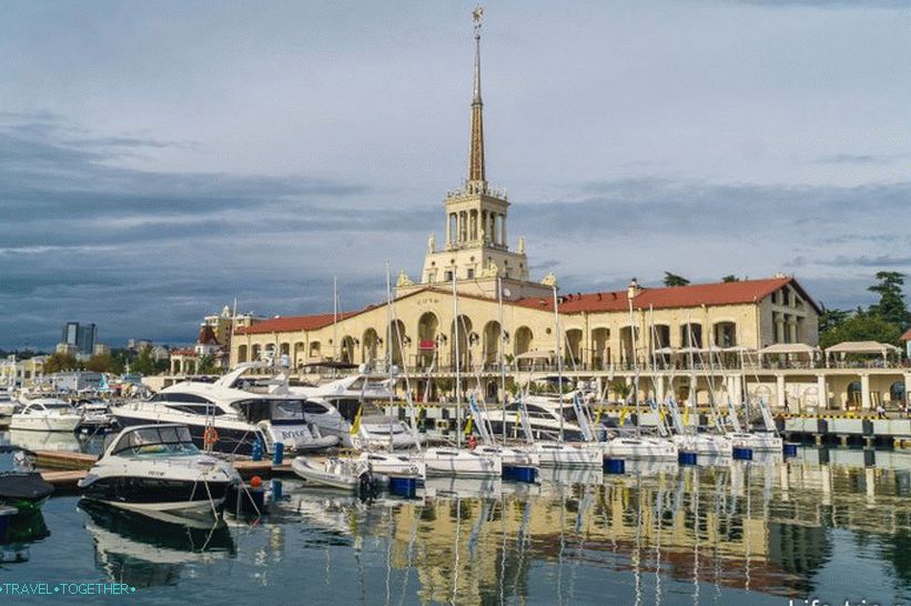 Морска станица у Сочију - јахте, бутици и Семен Семеницх