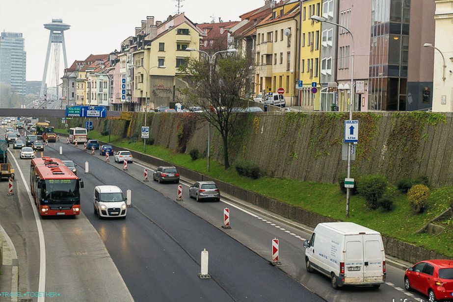 Улица у Братислави, која води до моста ДПР