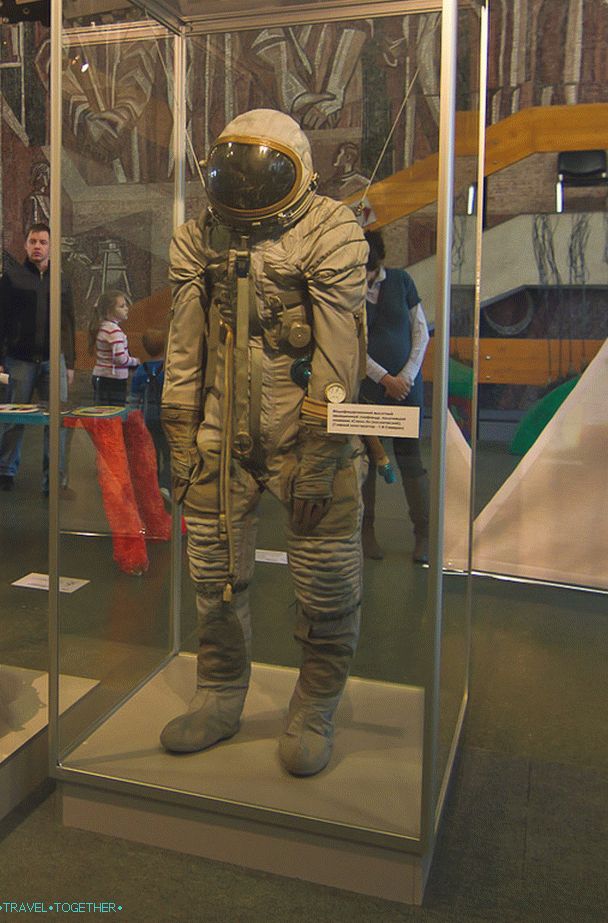 Модерно одело са џеповима у Музеју космонаутике у Калуги