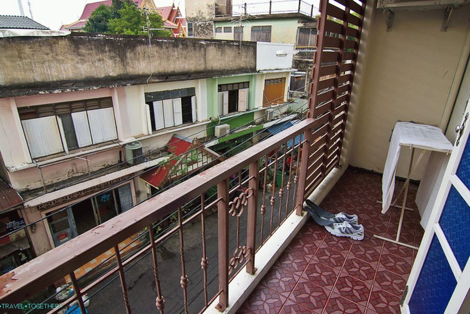Балкон са погледом на улицу