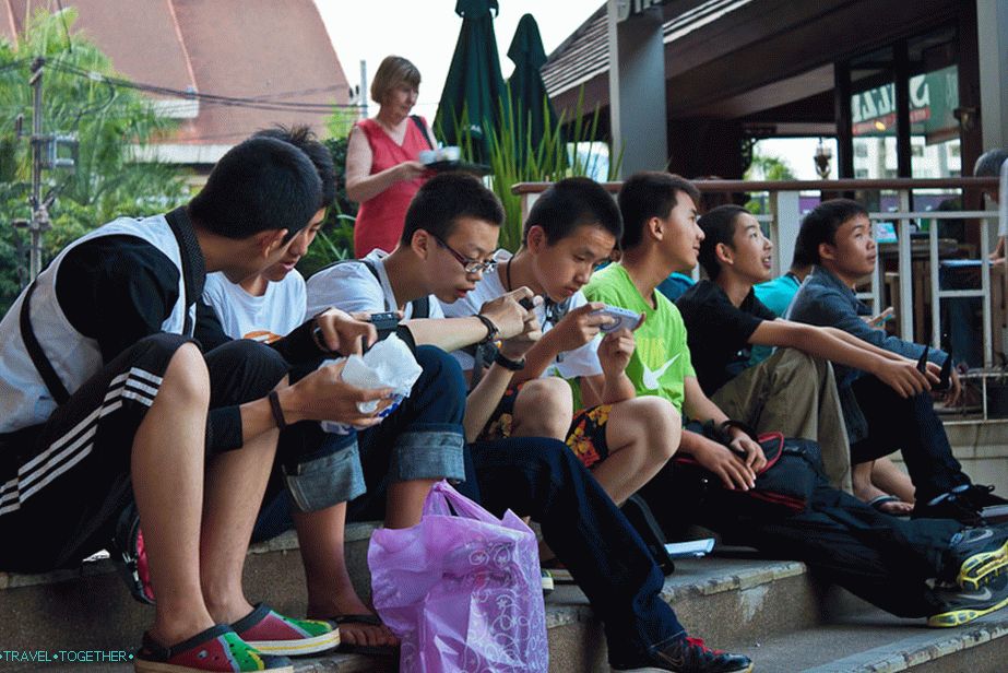 Тајландски ученици сахрањени у телефонима