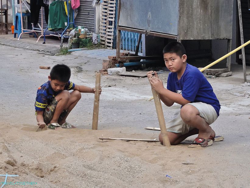 Деца се играју песком и бамбусом