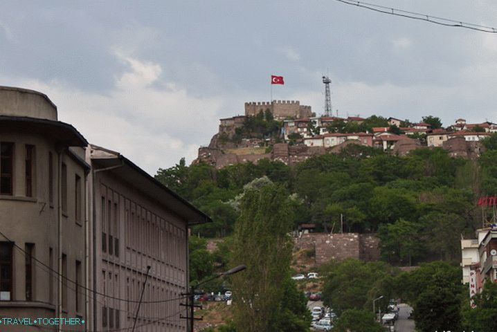 Застава је на врху старог града Анкаре.