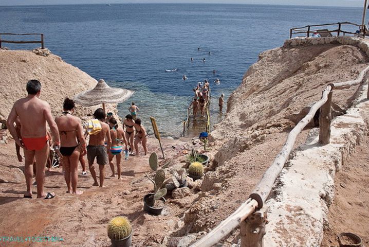 Одмори се у Шарм ел Шеику. Силази до мора.