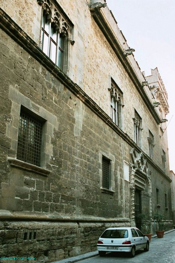 Абателлис  Палаце