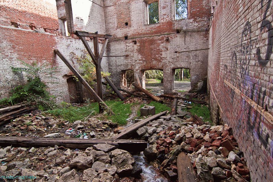 Унутар рушевина Парамоновских складишта