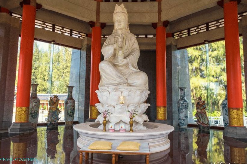 Скулптура богиње Гуан Иинг