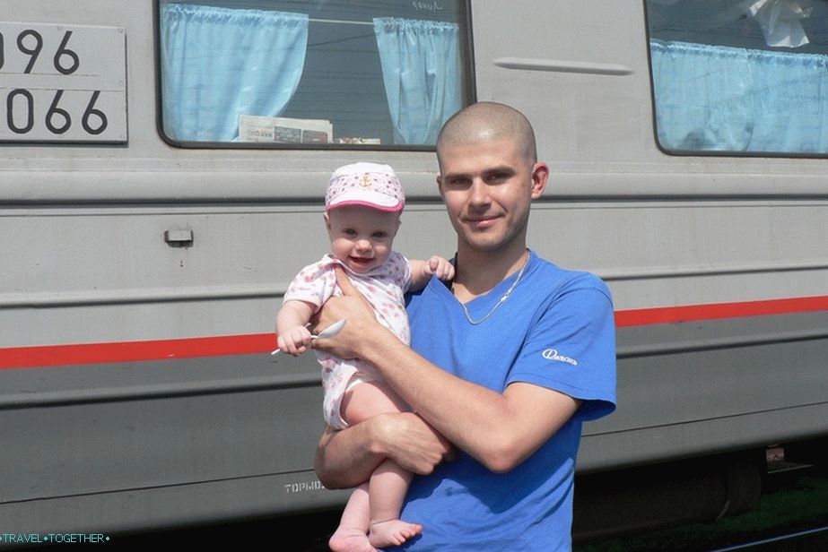 Шетња за време заустављања воза, кћер шест месеци