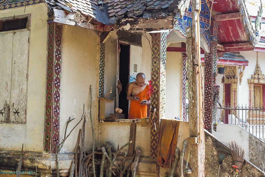 Монах у својој похабаној кући