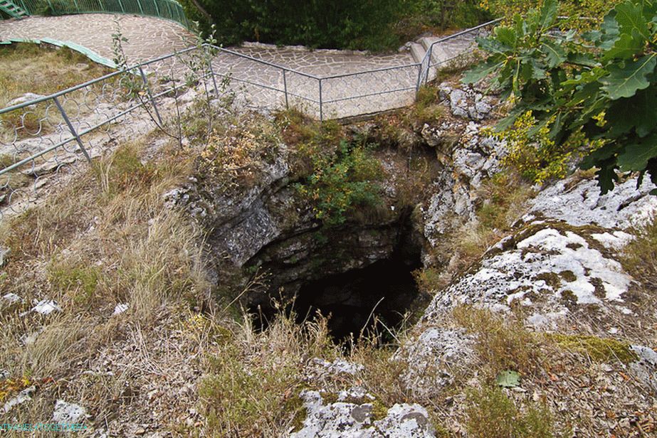 Природни улаз у пећину Емине Баир Кхосар