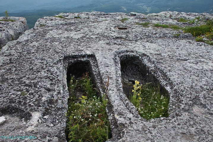 Гробови у пећинском граду Мангуп-Кале. Крим.
