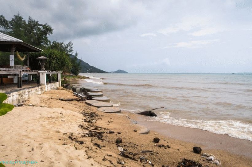Где је море испрало обалу до зграда, ојачано је бетонским прстеном